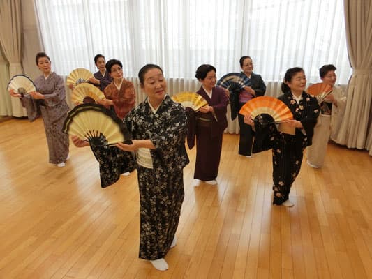 新舞踊の美しい舞台